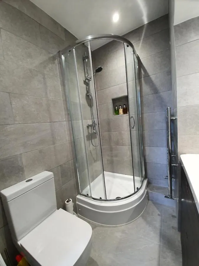 Park View Two-Bedroom Apartment Bath