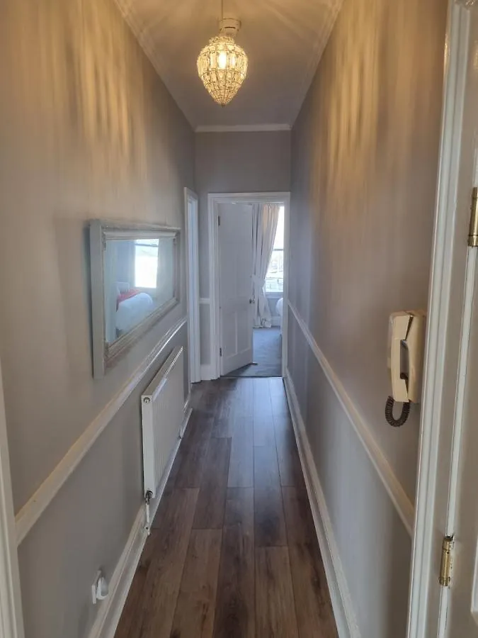 Park View Two-Bedroom Apartment Bath